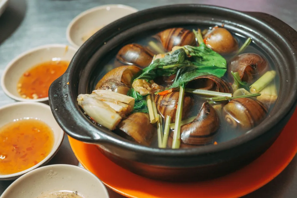 Ly trà trái cây trên bàn gỗ